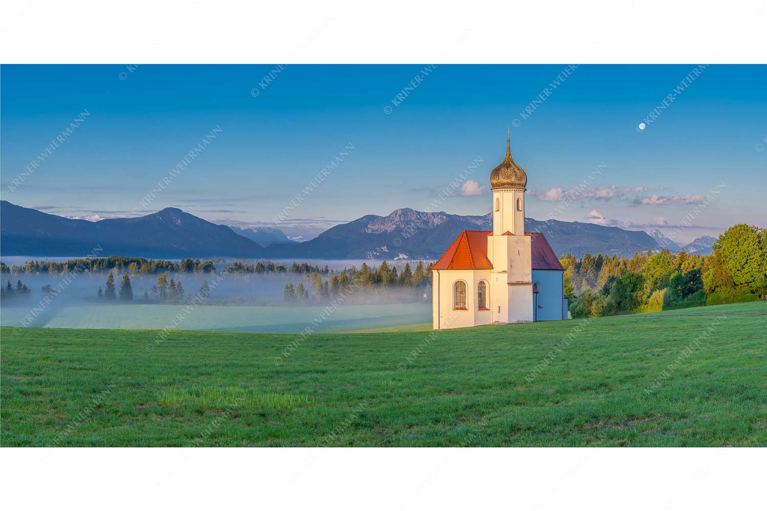 Seliger Morgen – Seitenverhältnis 2:1 — Sankt Johann – Penzberg Die malerisch gelegene Kirche in Sankt Johannisrain mit Bayrischen voralpen