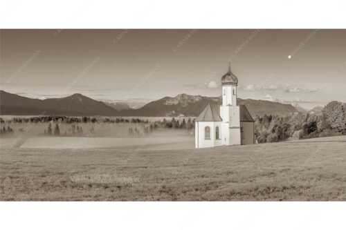Die malerisch gelegene Kirche in Sankt Johannisrain mit Bayrischen voralpen - Seliger Morgen - Seitenverhältnis 2:1 - Sankt Johann - Penzberg - weitere Infos unter https://www.kriner-weiermann.de