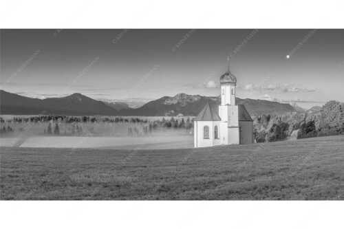 Die malerisch gelegene Kirche in Sankt Johannisrain mit Bayrischen voralpen - Seliger Morgen - Seitenverhältnis 2:1 - Sankt Johann - Penzberg - weitere Infos unter https://www.kriner-weiermann.de