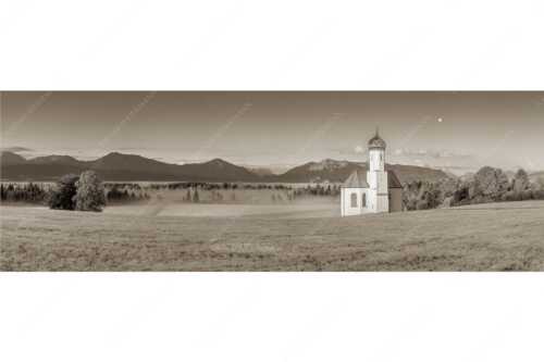 Die malerisch gelegene Kirche in Sankt Johannisrain mit Bayrischen voralpen - Seliger Morgen - Seitenverhältnis 3:1 - Sankt Johann - Penzberg - weitere Infos unter https://www.kriner-weiermann.de