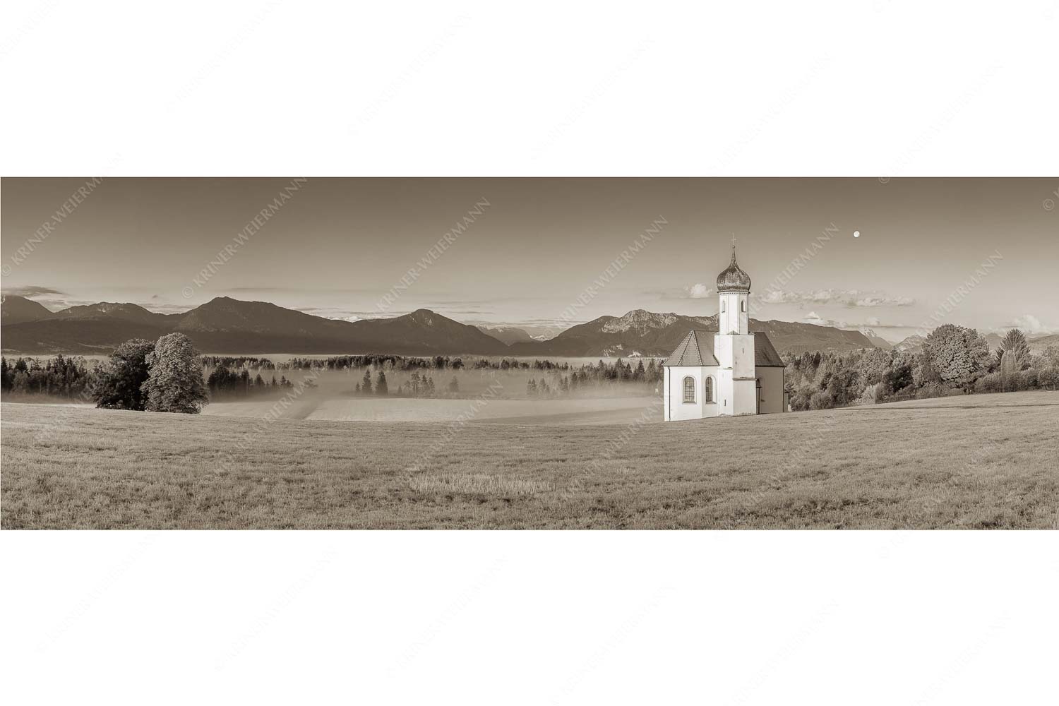 Seliger Morgen – Seitenverhältnis 3:1 — Sankt Johann – Penzberg Die malerisch gelegene Kirche in Sankt Johannisrain mit Bayrischen voralpen