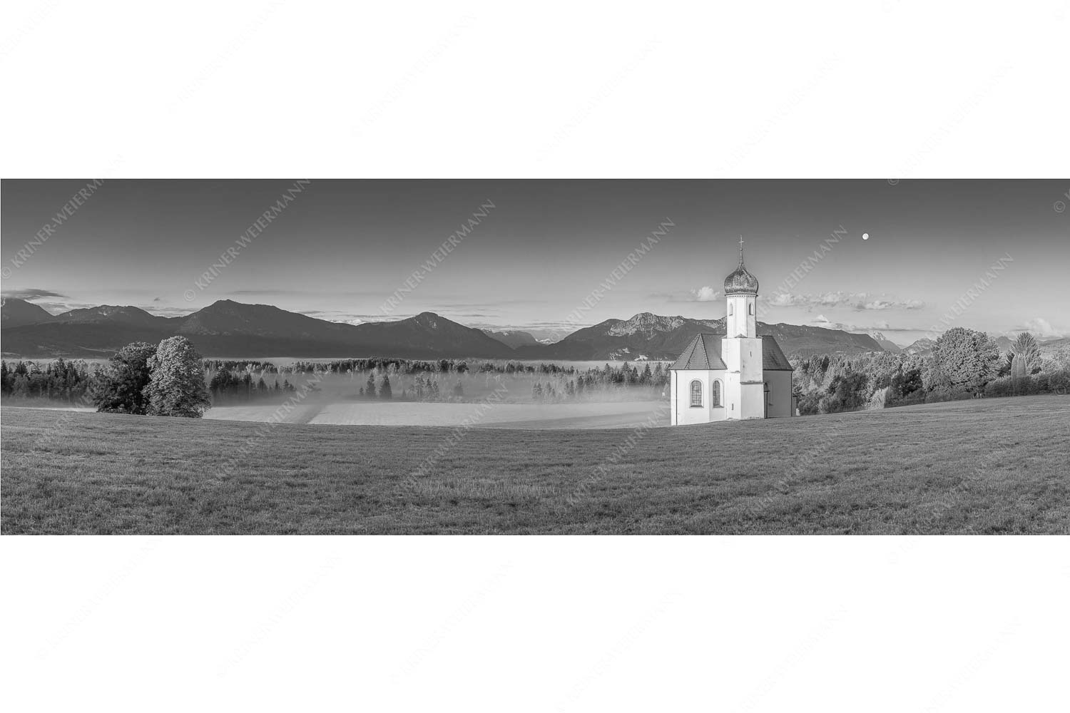 Seliger Morgen – Seitenverhältnis 3:1 — Sankt Johann – Penzberg Die malerisch gelegene Kirche in Sankt Johannisrain mit Bayrischen voralpen