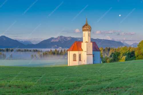 Die malerisch gelegene Kirche in Sankt Johannisrain mit Bayrischen voralpen - Seliger Morgen - Seitenverhältnis 3:2 - Sankt Johann - Penzberg - weitere Infos unter https://www.kriner-weiermann.de