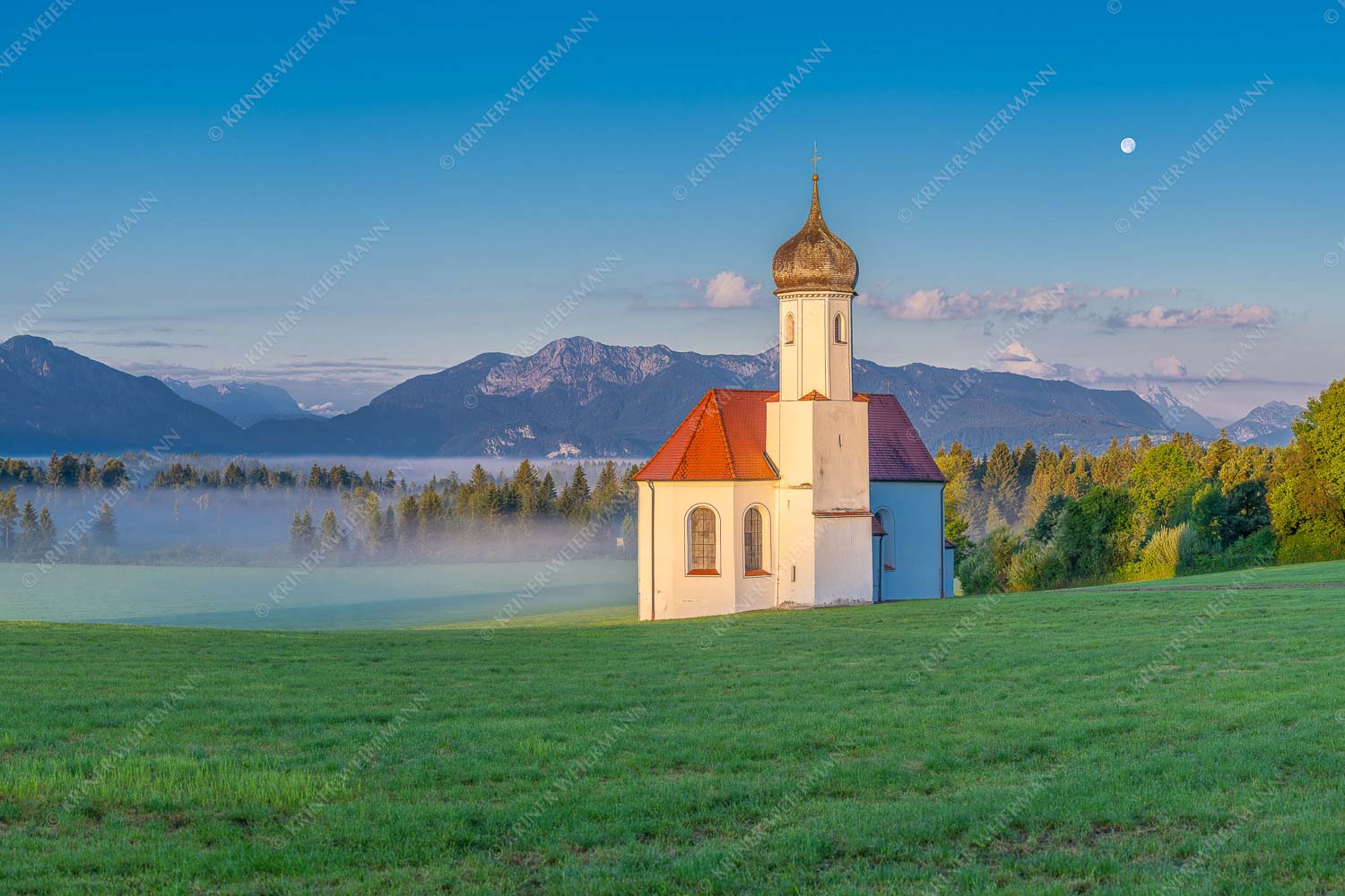 Die malerisch gelegene Kirche in Sankt Johannisrain mit Bayrischen voralpen - Seliger Morgen - Seitenverhältnis 3:2 - Sankt Johann - Penzberg - weitere Infos unter https://www.kriner-weiermann.de