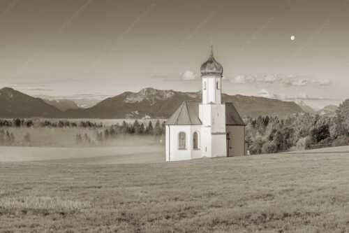 Die malerisch gelegene Kirche in Sankt Johannisrain mit Bayrischen voralpen - Seliger Morgen - Seitenverhältnis 3:2 - Sankt Johann - Penzberg - weitere Infos unter https://www.kriner-weiermann.de