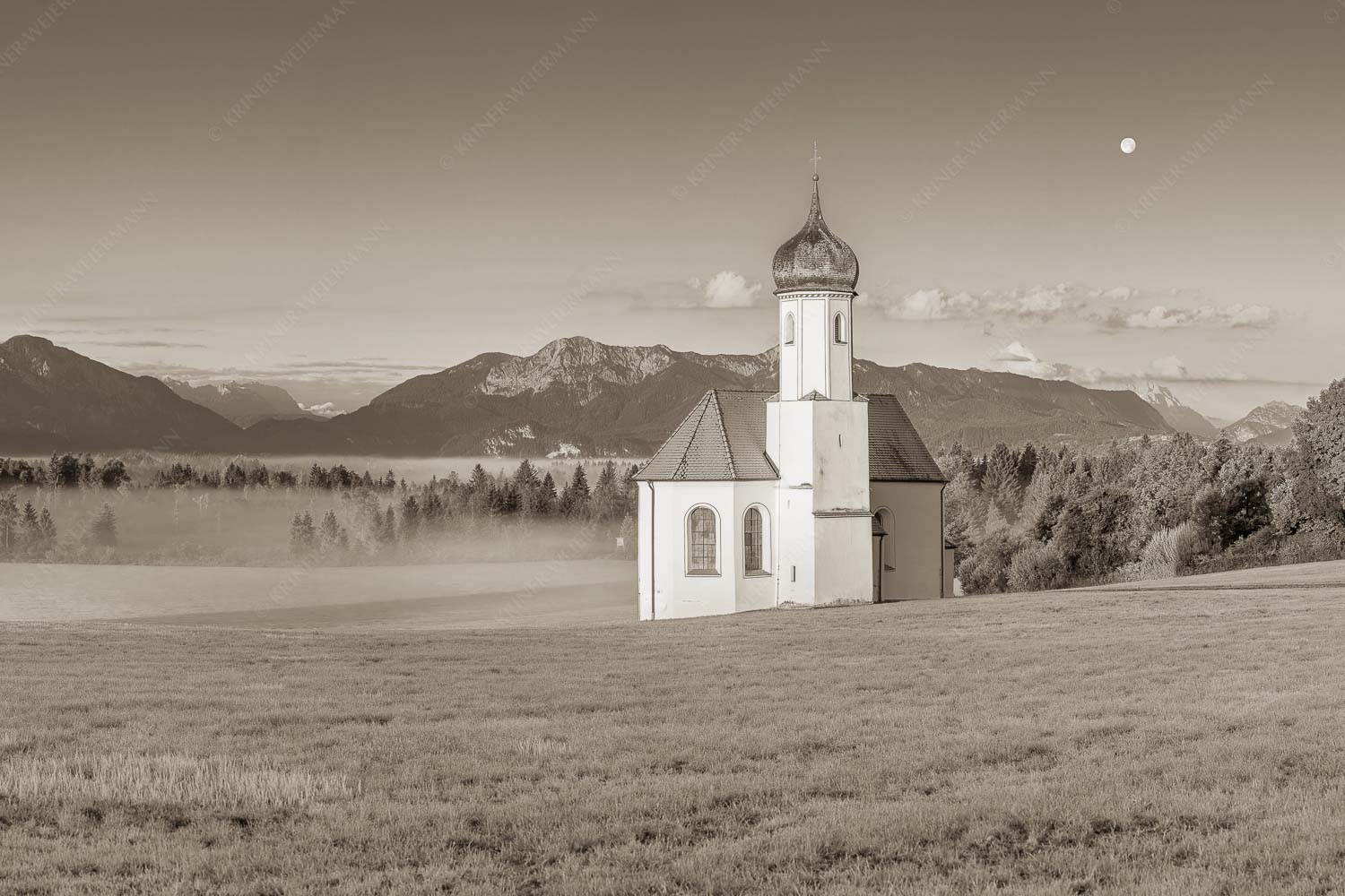 Seliger Morgen – Seitenverhältnis 3:2 — Sankt Johann – Penzberg Die malerisch gelegene Kirche in Sankt Johannisrain mit Bayrischen voralpen