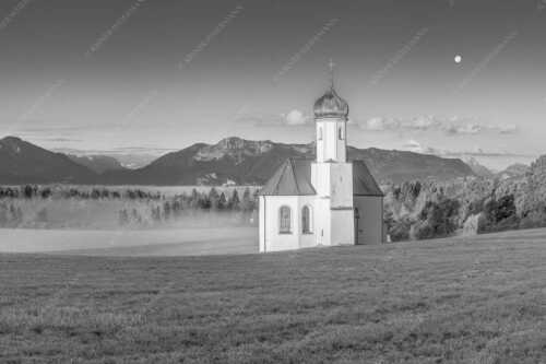 Die malerisch gelegene Kirche in Sankt Johannisrain mit Bayrischen voralpen - Seliger Morgen - Seitenverhältnis 3:2 - Sankt Johann - Penzberg - weitere Infos unter https://www.kriner-weiermann.de