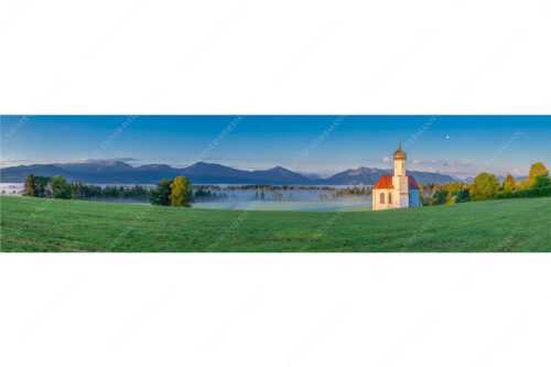 Die malerisch gelegene Kirche in Sankt Johannisrain mit Bayrischen voralpen - Seliger Morgen - Seitenverhältnis 4:1 - Sankt Johann - Penzberg - weitere Infos unter https://www.kriner-weiermann.de