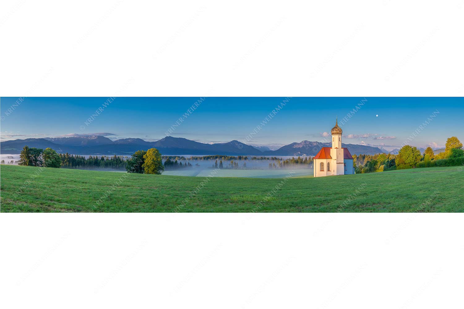 Seliger Morgen – Seitenverhältnis 4:1 — Sankt Johann – Penzberg Die malerisch gelegene Kirche in Sankt Johannisrain mit Bayrischen voralpen