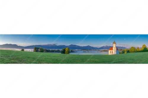 Die malerisch gelegene Kirche in Sankt Johannisrain mit Bayrischen voralpen - Seliger Morgen - Seitenverhältnis 5:1 - Sankt Johann - Penzberg - weitere Infos unter https://www.kriner-weiermann.de