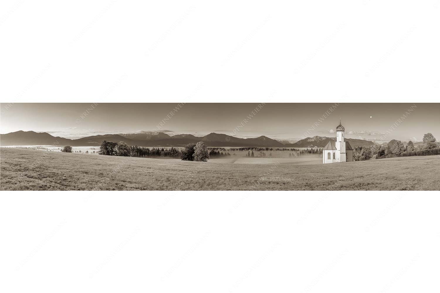 Seliger Morgen – Seitenverhältnis 5:1 — Sankt Johann – Penzberg Die malerisch gelegene Kirche in Sankt Johannisrain mit Bayrischen voralpen