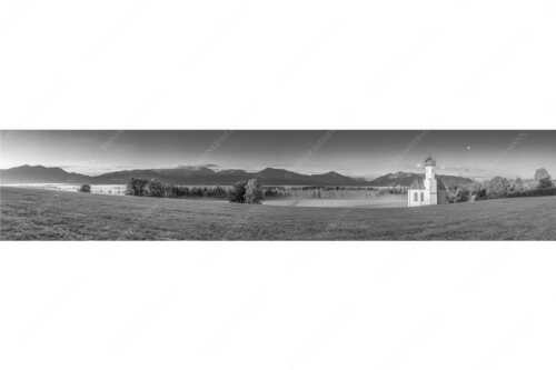 Die malerisch gelegene Kirche in Sankt Johannisrain mit Bayrischen voralpen - Seliger Morgen - Seitenverhältnis 5:1 - Sankt Johann - Penzberg - weitere Infos unter https://www.kriner-weiermann.de