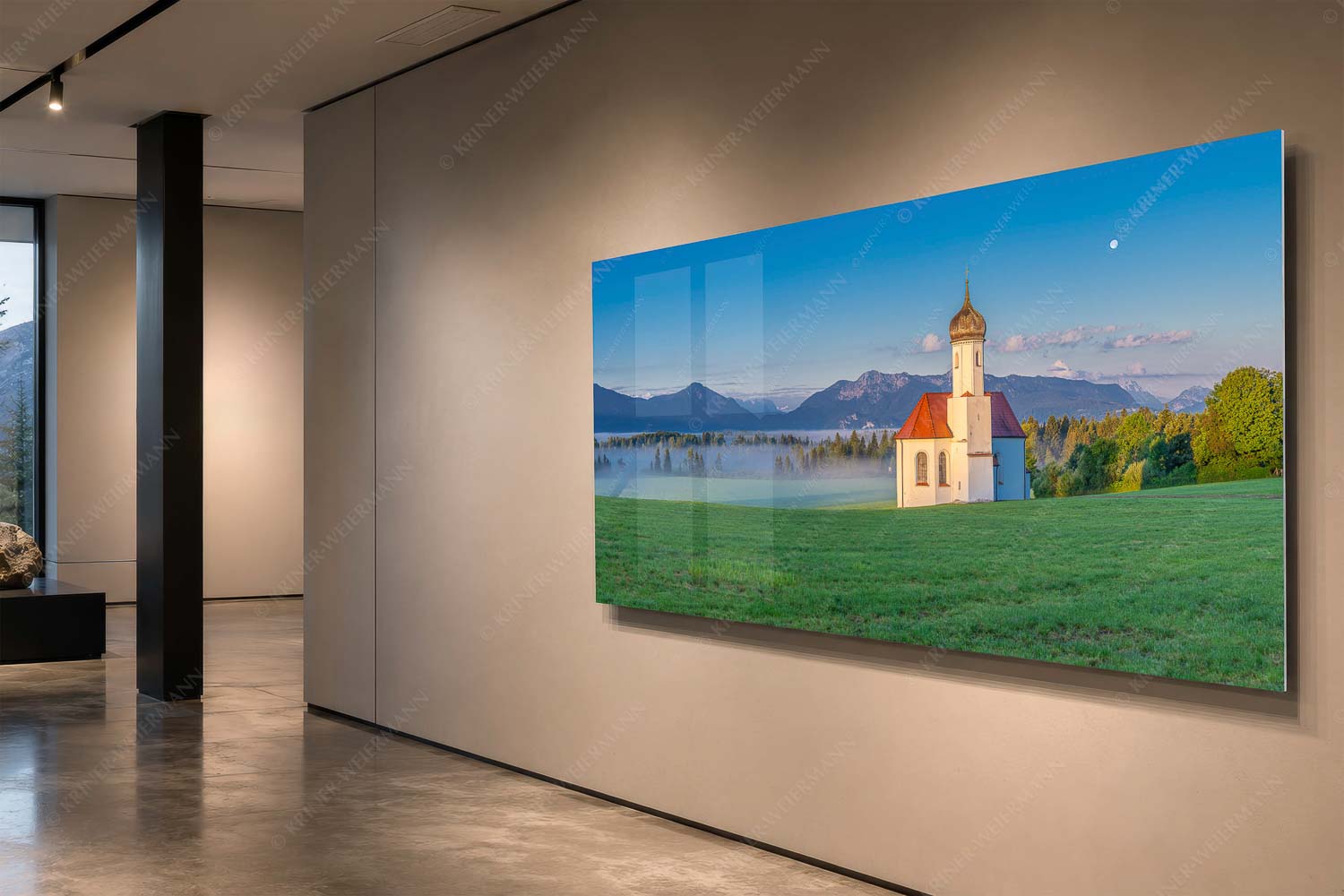 Seliger Morgen – Acrylglasbild – Größe ca. 200x100cm, Seitenverhältnis 2:1 — Sankt Johann – Penzberg Die malerisch gelegene Kirche in Sankt Johannisrain mit Bayrischen voralpen - Seliger Morgen - Acrylglasbild - Größe ca. 200x100cm, Seitenverhältnis 2:1 - Sankt Johann - Penzberg - weitere Infos unter https://www.kriner-weiermann.de