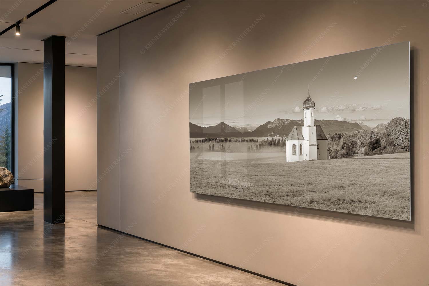 Seliger Morgen – Acrylglasbild – Größe ca. 200x100cm, Seitenverhältnis 2:1 — Sankt Johann – Penzberg Die malerisch gelegene Kirche in Sankt Johannisrain mit Bayrischen voralpen - Seliger Morgen - Acrylglasbild - Größe ca. 200x100cm, Seitenverhältnis 2:1 - Sankt Johann - Penzberg - weitere Infos unter https://www.kriner-weiermann.de