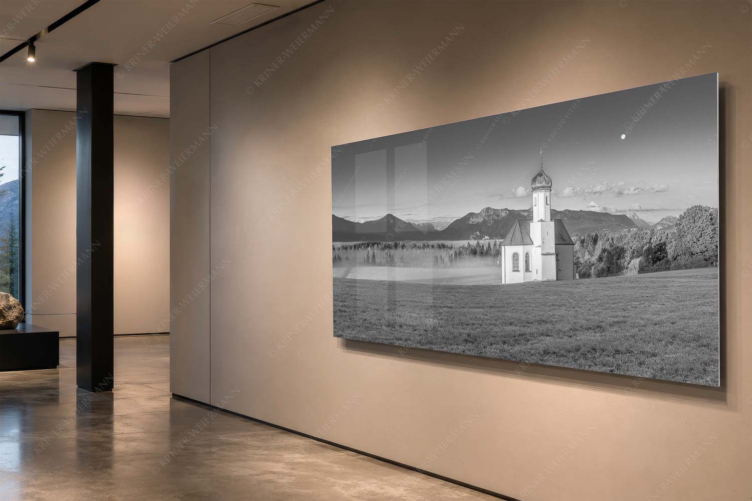 Seliger Morgen – Acrylglasbild – Größe ca. 200x100cm, Seitenverhältnis 2:1 — Sankt Johann – Penzberg Die malerisch gelegene Kirche in Sankt Johannisrain mit Bayrischen voralpen - Seliger Morgen - Acrylglasbild - Größe ca. 200x100cm, Seitenverhältnis 2:1 - Sankt Johann - Penzberg - weitere Infos unter https://www.kriner-weiermann.de