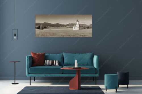 Die malerisch gelegene Kirche in Sankt Johannisrain mit Bayrischen voralpen - Seliger Morgen - Wandbild - Größe ca. 175x70cm, Seitenverhältnis 2,5:1 - Sankt Johann - Penzberg - weitere Infos unter https://www.kriner-weiermann.de
