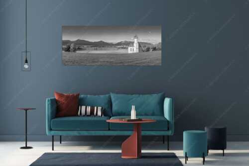 Die malerisch gelegene Kirche in Sankt Johannisrain mit Bayrischen voralpen - Seliger Morgen - Wandbild - Größe ca. 175x70cm, Seitenverhältnis 2,5:1 - Sankt Johann - Penzberg - weitere Infos unter https://www.kriner-weiermann.de