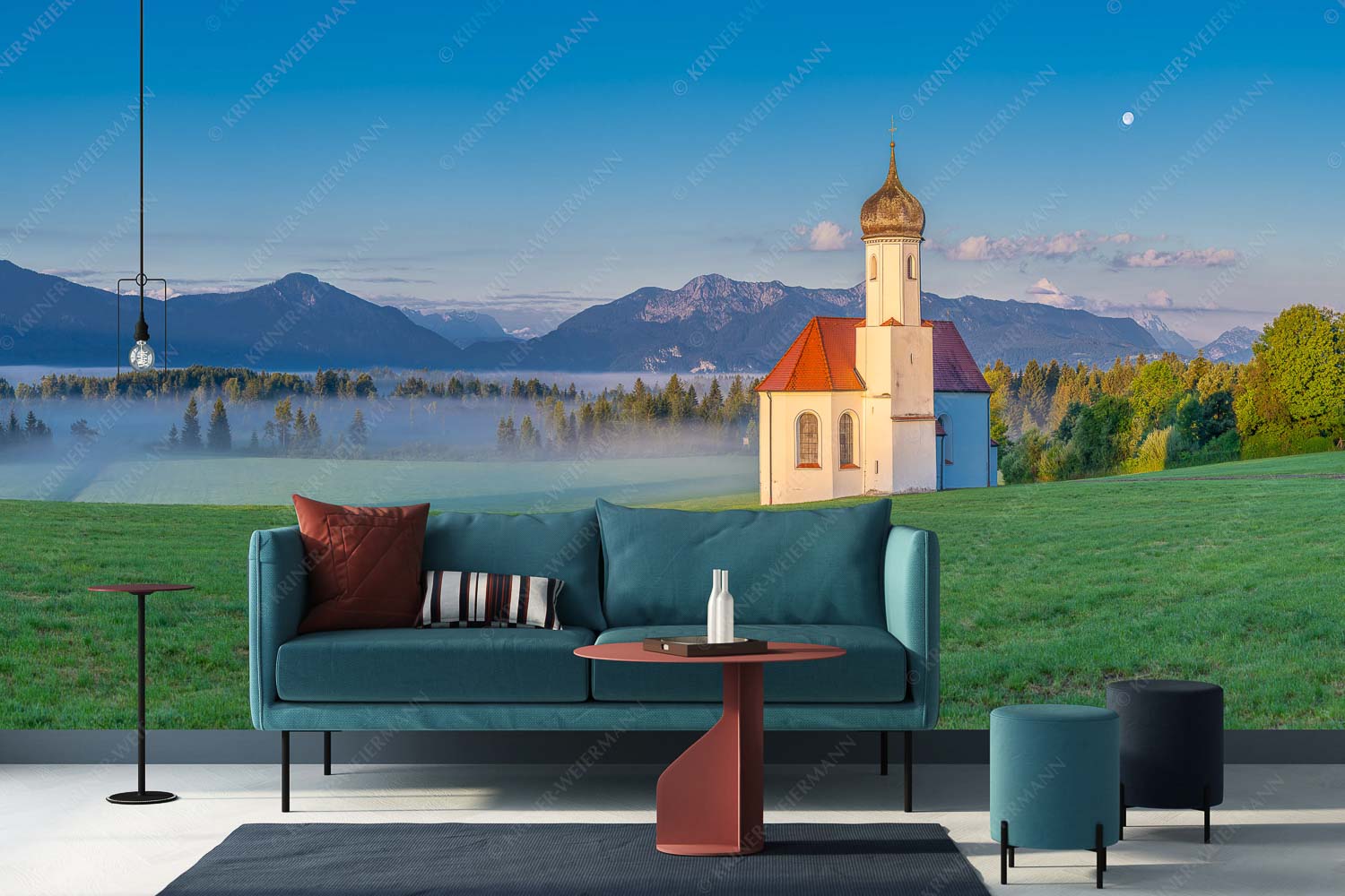 Seliger Morgen – Fototapete – Größe ca. 400x200cm, Seitenverhältnis 2:1 — Sankt Johann – Penzberg Die malerisch gelegene Kirche in Sankt Johannisrain mit Bayrischen voralpen - Seliger Morgen - Fototapete - Größe ca. 400x200cm, Seitenverhältnis 2:1 - Sankt Johann - Penzberg - weitere Infos unter https://www.kriner-weiermann.de