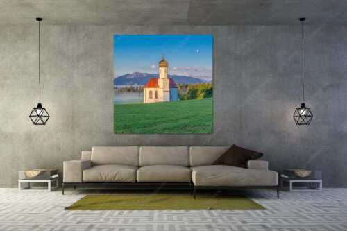 Die malerisch gelegene Kirche in Sankt Johannisrain mit Bayrischen voralpen - Seliger Morgen - Wandbild - Größe ca. 160x160cm, Seitenverhältnis 1:1 - Sankt Johann - Penzberg - weitere Infos unter https://www.kriner-weiermann.de