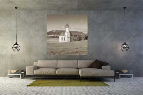 Die malerisch gelegene Kirche in Sankt Johannisrain mit Bayrischen voralpen - Seliger Morgen - Wandbild - Größe ca. 160x160cm, Seitenverhältnis 1:1 - Sankt Johann - Penzberg - weitere Infos unter https://www.kriner-weiermann.de