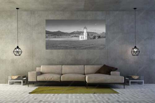 Die malerisch gelegene Kirche in Sankt Johannisrain mit Bayrischen voralpen - Seliger Morgen - Wandbild - Größe ca. 200x100cm, Seitenverhältnis 2:1 - Sankt Johann - Penzberg - weitere Infos unter https://www.kriner-weiermann.de