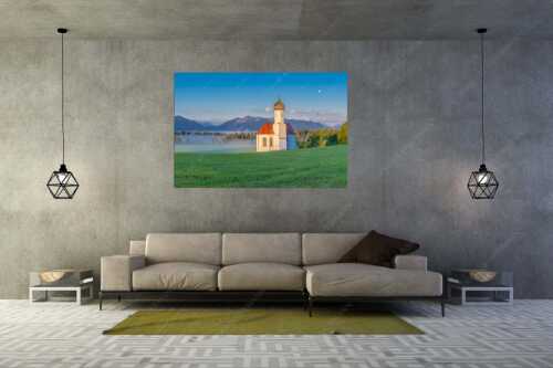Die malerisch gelegene Kirche in Sankt Johannisrain mit Bayrischen voralpen - Seliger Morgen - Wandbild - Größe ca. 180x120cm, Seitenverhältnis 3:2 - Sankt Johann - Penzberg - weitere Infos unter https://www.kriner-weiermann.de