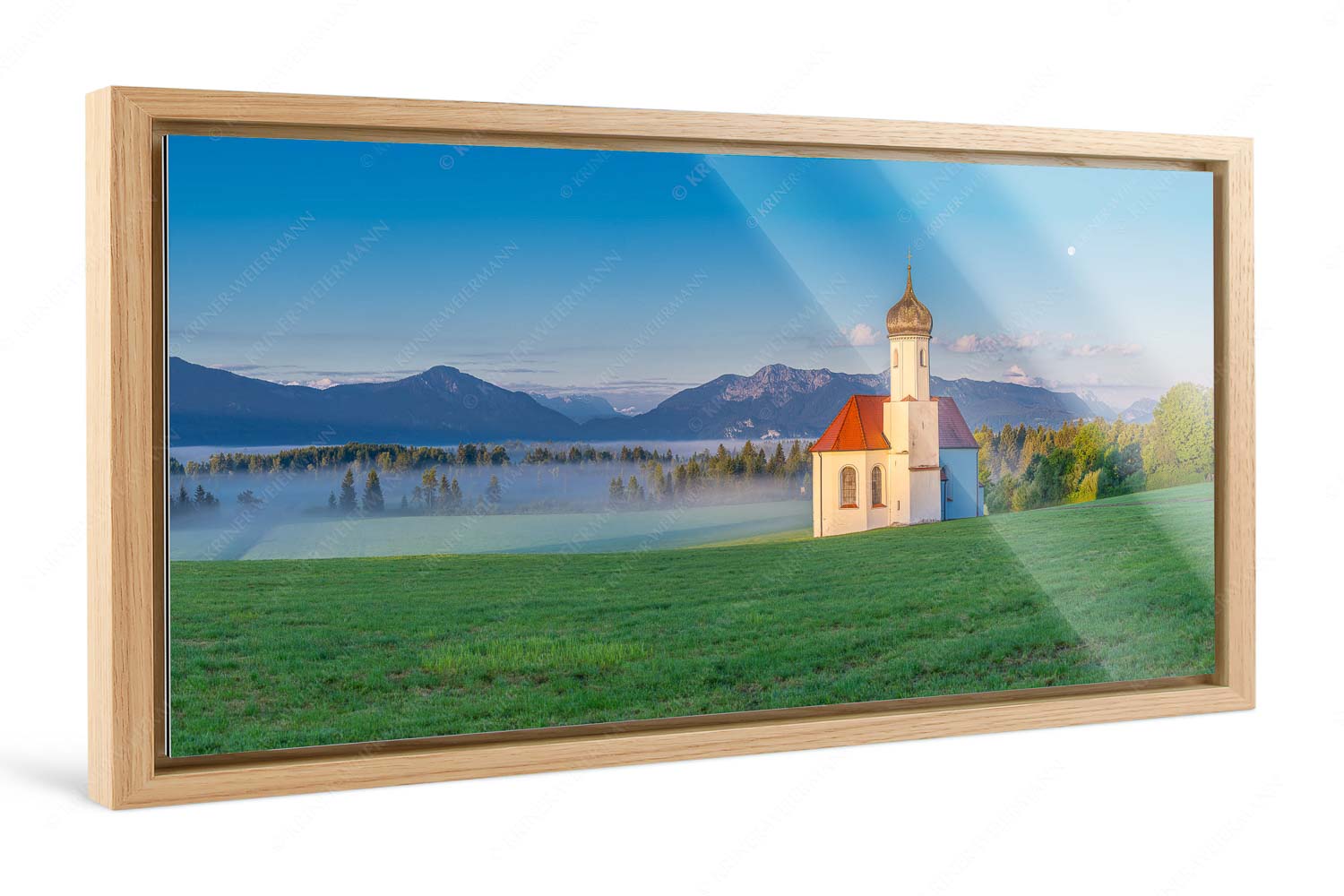 Seliger Morgen – Foto im Schattenfugen-Rahmen, Seitenverhältnis 2:1 — Sankt Johann – Penzberg Die malerisch gelegene Kirche in Sankt Johannisrain mit Bayrischen voralpen - Seliger Morgen - Foto im Schattenfugen-Rahmen, Seitenverhältnis 2:1 - Sankt Johann - Penzberg - weitere Infos unter https://www.kriner-weiermann.de