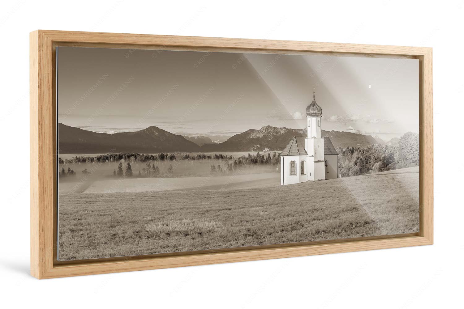 Seliger Morgen – Foto im Schattenfugen-Rahmen, Seitenverhältnis 2:1 — Sankt Johann – Penzberg Die malerisch gelegene Kirche in Sankt Johannisrain mit Bayrischen voralpen - Seliger Morgen - Foto im Schattenfugen-Rahmen, Seitenverhältnis 2:1 - Sankt Johann - Penzberg - weitere Infos unter https://www.kriner-weiermann.de