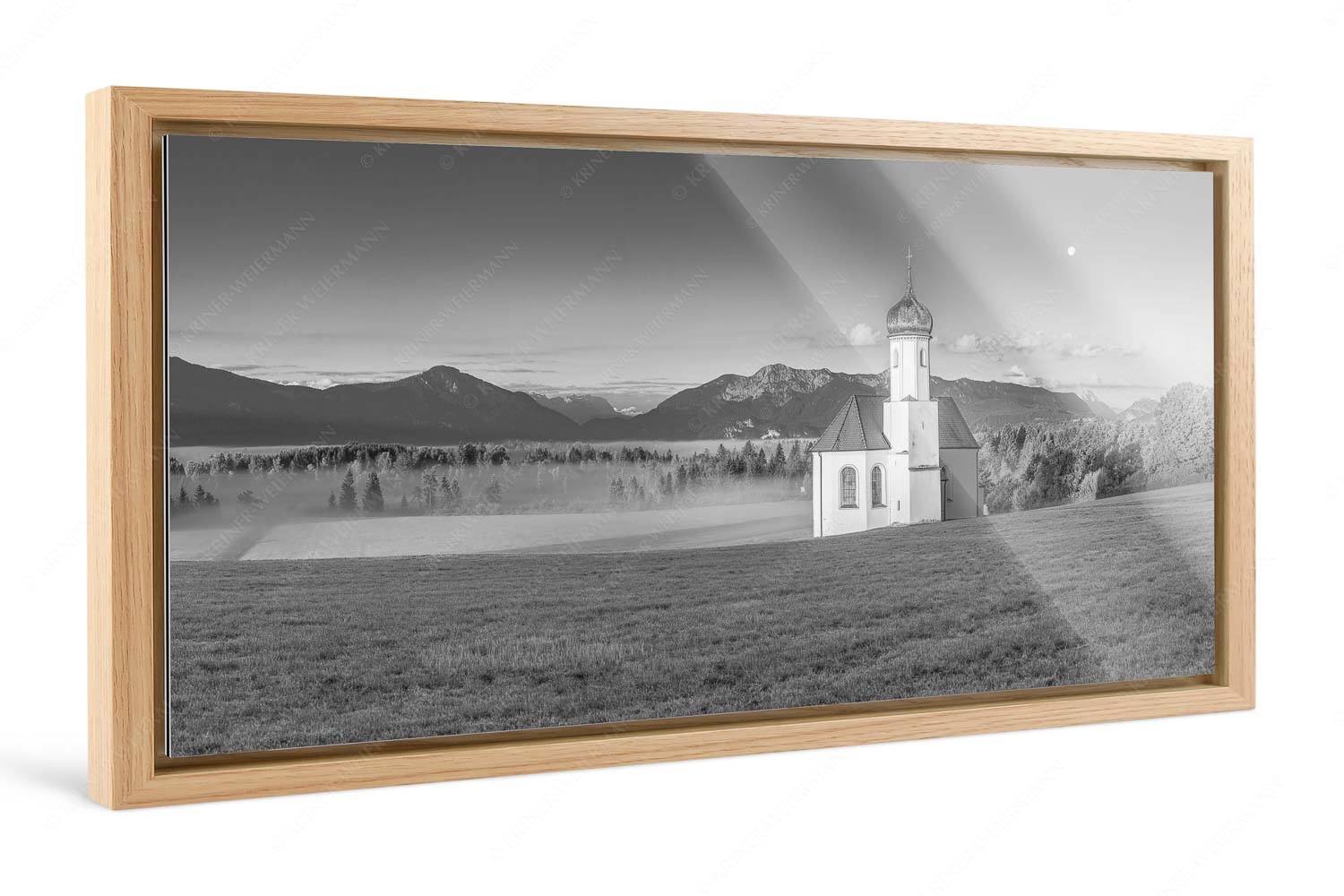 Seliger Morgen – Foto im Schattenfugen-Rahmen, Seitenverhältnis 2:1 — Sankt Johann – Penzberg Die malerisch gelegene Kirche in Sankt Johannisrain mit Bayrischen voralpen - Seliger Morgen - Foto im Schattenfugen-Rahmen, Seitenverhältnis 2:1 - Sankt Johann - Penzberg - weitere Infos unter https://www.kriner-weiermann.de
