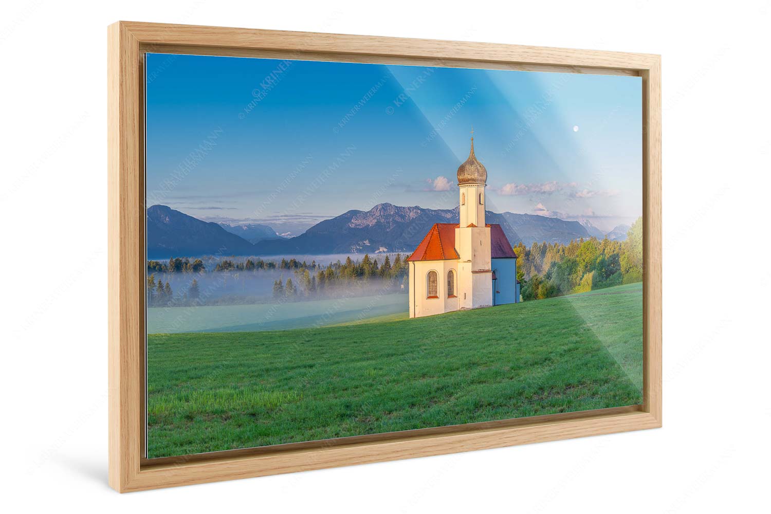 Seliger Morgen – Foto im Schattenfugen-Rahmen, Seitenverhältnis 3:2 — Sankt Johann – Penzberg Die malerisch gelegene Kirche in Sankt Johannisrain mit Bayrischen voralpen - Seliger Morgen - Foto im Schattenfugen-Rahmen, Seitenverhältnis 3:2 - Sankt Johann - Penzberg - weitere Infos unter https://www.kriner-weiermann.de