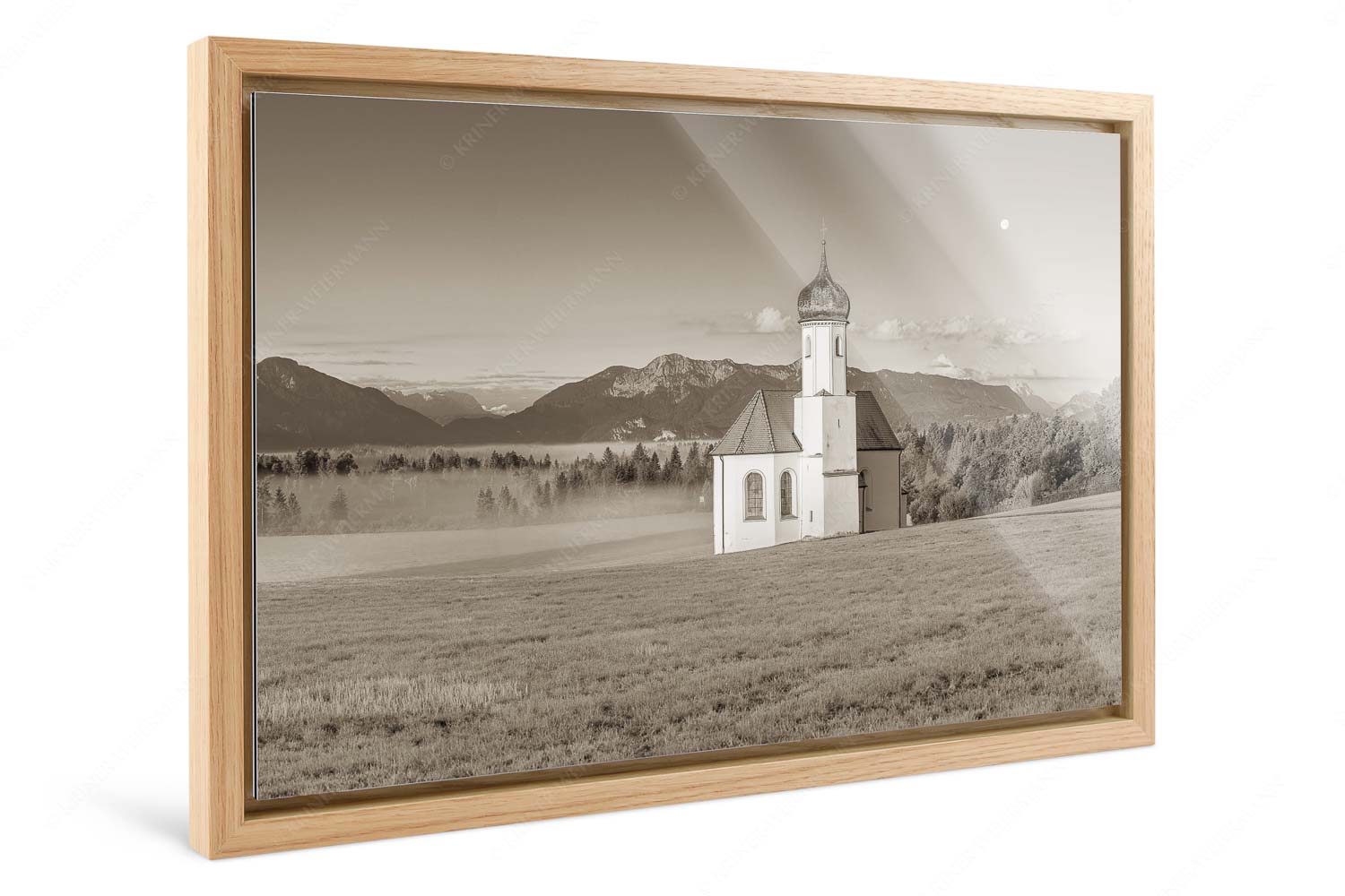 Seliger Morgen – Foto im Schattenfugen-Rahmen, Seitenverhältnis 3:2 — Sankt Johann – Penzberg Die malerisch gelegene Kirche in Sankt Johannisrain mit Bayrischen voralpen - Seliger Morgen - Foto im Schattenfugen-Rahmen, Seitenverhältnis 3:2 - Sankt Johann - Penzberg - weitere Infos unter https://www.kriner-weiermann.de