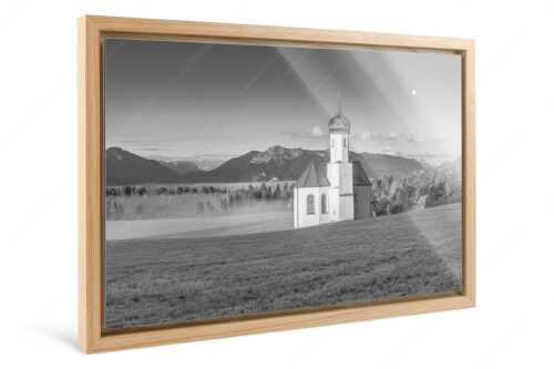 Die malerisch gelegene Kirche in Sankt Johannisrain mit Bayrischen voralpen - Seliger Morgen - Foto im Schattenfugen-Rahmen, Seitenverhältnis 3:2 - Sankt Johann - Penzberg - weitere Infos unter https://www.kriner-weiermann.de