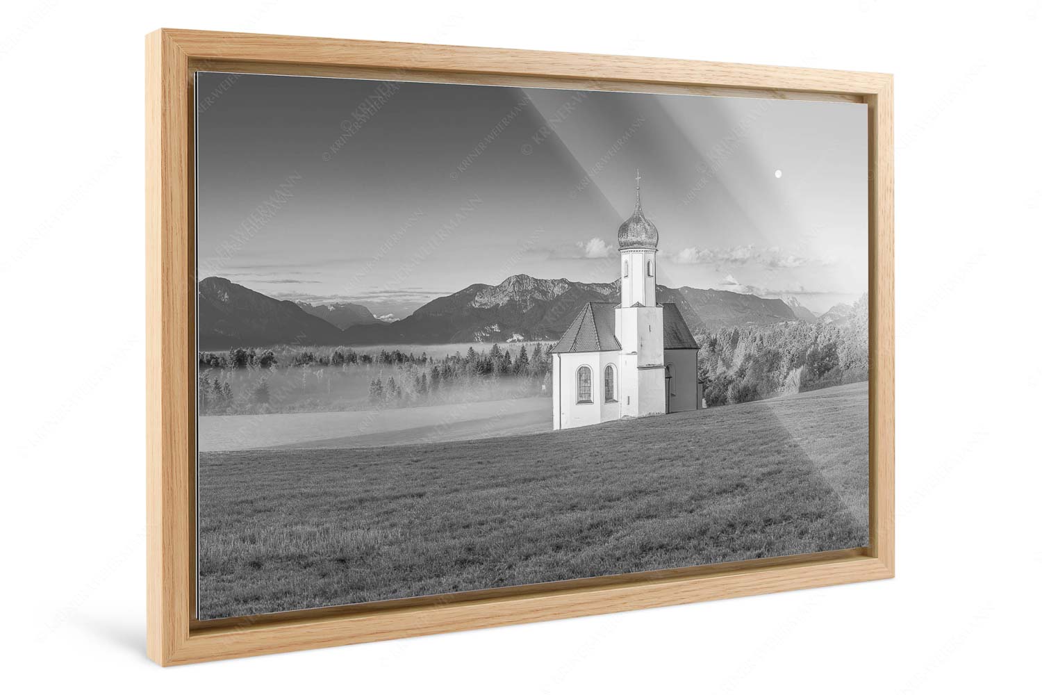 Seliger Morgen – Foto im Schattenfugen-Rahmen, Seitenverhältnis 3:2 — Sankt Johann – Penzberg Die malerisch gelegene Kirche in Sankt Johannisrain mit Bayrischen voralpen - Seliger Morgen - Foto im Schattenfugen-Rahmen, Seitenverhältnis 3:2 - Sankt Johann - Penzberg - weitere Infos unter https://www.kriner-weiermann.de