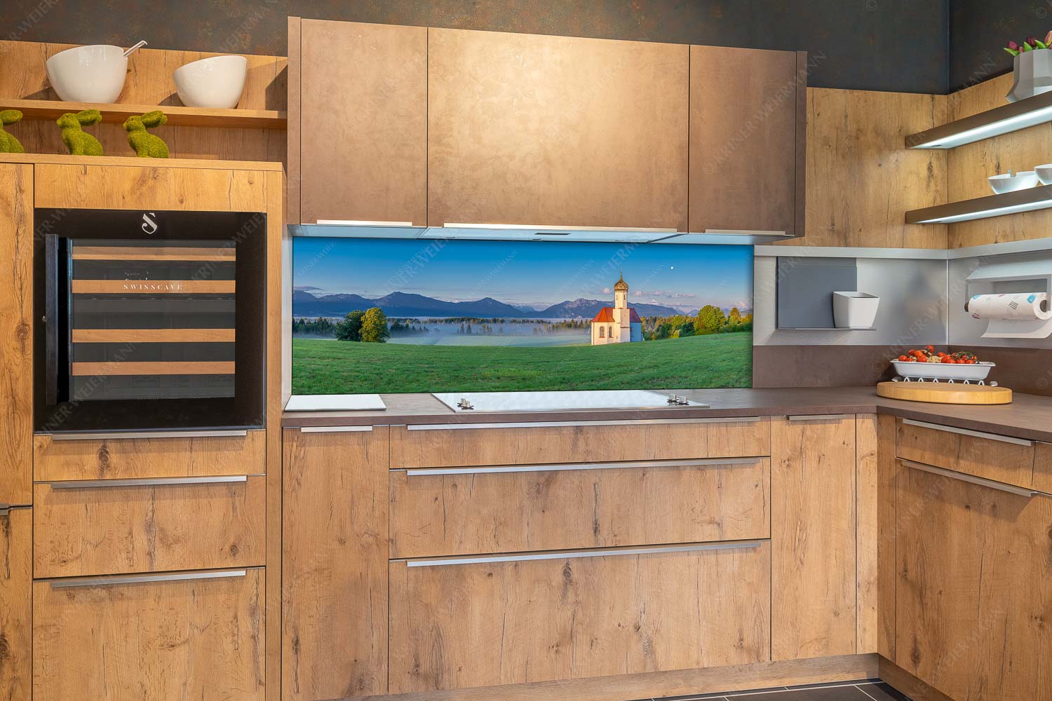 Seliger Morgen – Küchenrückwand – Größe ca. 180x60cm, Seitenverhältnis 3:1 — Sankt Johann – Penzberg Die malerisch gelegene Kirche in Sankt Johannisrain mit Bayrischen voralpen - Seliger Morgen - Küchenrückwand - Größe ca. 180x60cm, Seitenverhältnis 3:1 - Sankt Johann - Penzberg - weitere Infos unter https://www.kriner-weiermann.de