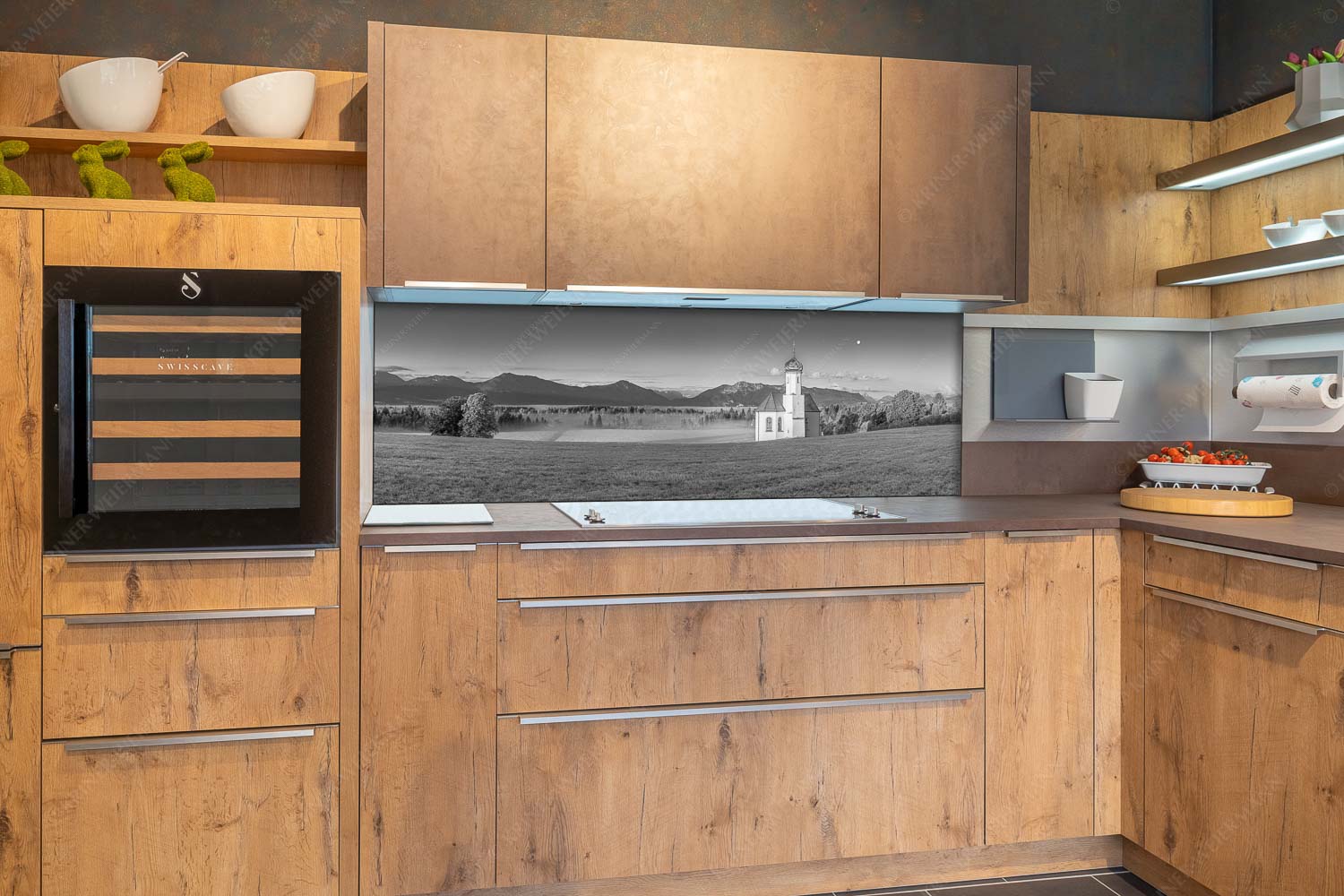 Seliger Morgen – Küchenrückwand – Größe ca. 180x60cm, Seitenverhältnis 3:1 — Sankt Johann – Penzberg Die malerisch gelegene Kirche in Sankt Johannisrain mit Bayrischen voralpen - Seliger Morgen - Küchenrückwand - Größe ca. 180x60cm, Seitenverhältnis 3:1 - Sankt Johann - Penzberg - weitere Infos unter https://www.kriner-weiermann.de