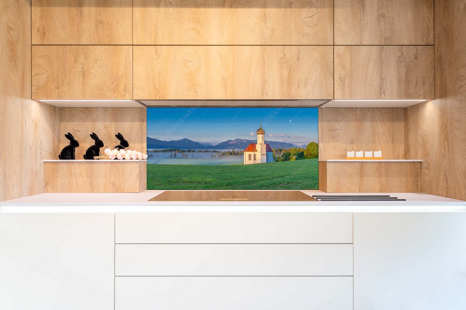 Seliger Morgen – Küchenrückwand – Größe ca. 120x60cm, Seitenverhältnis 2:1 — Sankt Johann – Penzberg Die malerisch gelegene Kirche in Sankt Johannisrain mit Bayrischen voralpen - Seliger Morgen - Küchenrückwand - Größe ca. 120x60cm, Seitenverhältnis 2:1 - Sankt Johann - Penzberg - weitere Infos unter https://www.kriner-weiermann.de