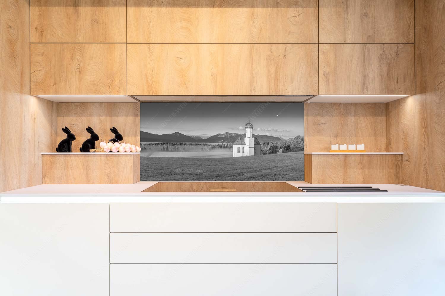 Seliger Morgen – Küchenrückwand – Größe ca. 120x60cm, Seitenverhältnis 2:1 — Sankt Johann – Penzberg Die malerisch gelegene Kirche in Sankt Johannisrain mit Bayrischen voralpen - Seliger Morgen - Küchenrückwand - Größe ca. 120x60cm, Seitenverhältnis 2:1 - Sankt Johann - Penzberg - weitere Infos unter https://www.kriner-weiermann.de