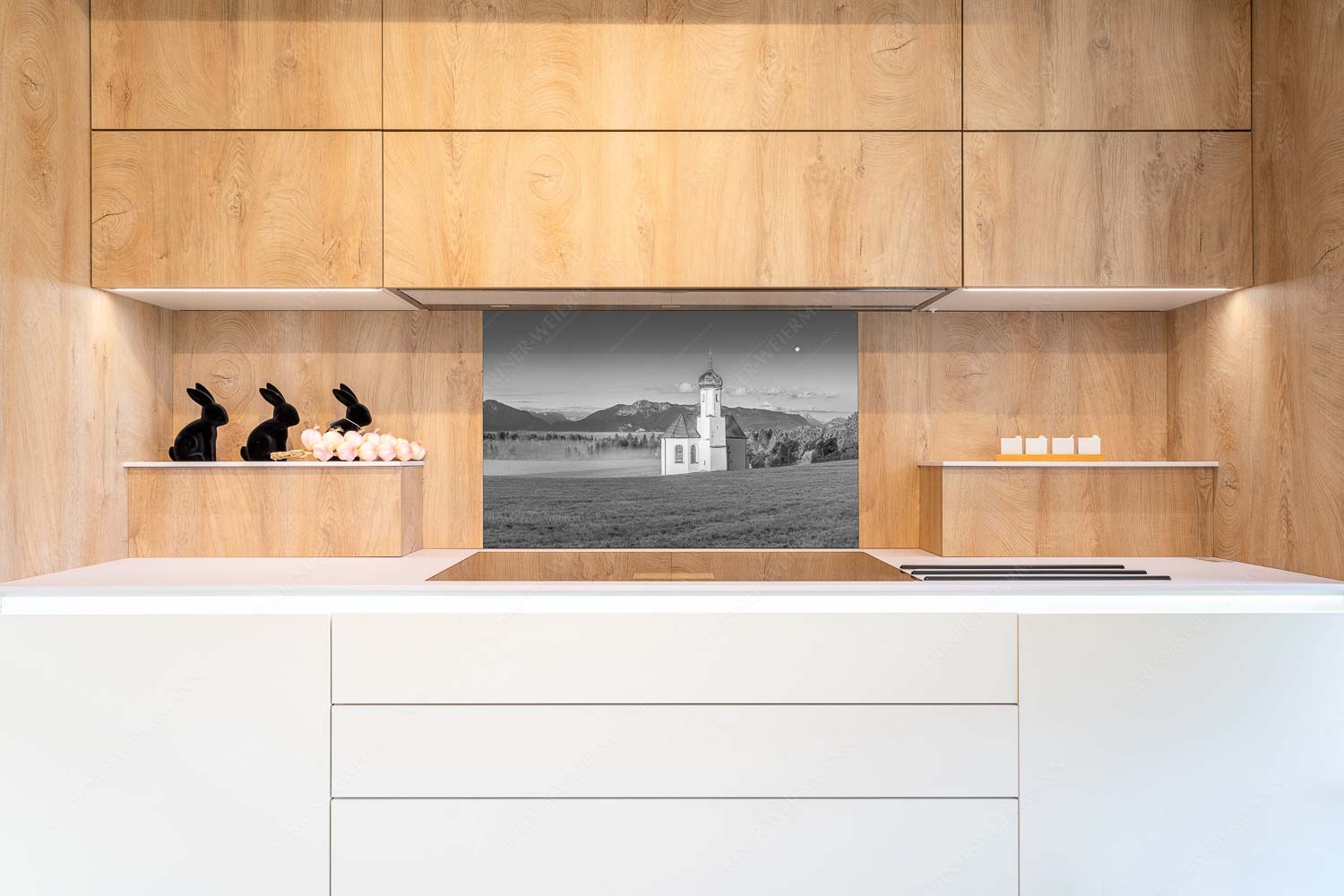 Seliger Morgen – Küchenspiegel – Größe ca. 90x60cm, Seitenverhältnis 3:2 — Sankt Johann – Penzberg Die malerisch gelegene Kirche in Sankt Johannisrain mit Bayrischen voralpen - Seliger Morgen - Küchenspiegel - Größe ca. 90x60cm, Seitenverhältnis 3:2 - Sankt Johann - Penzberg - weitere Infos unter https://www.kriner-weiermann.de