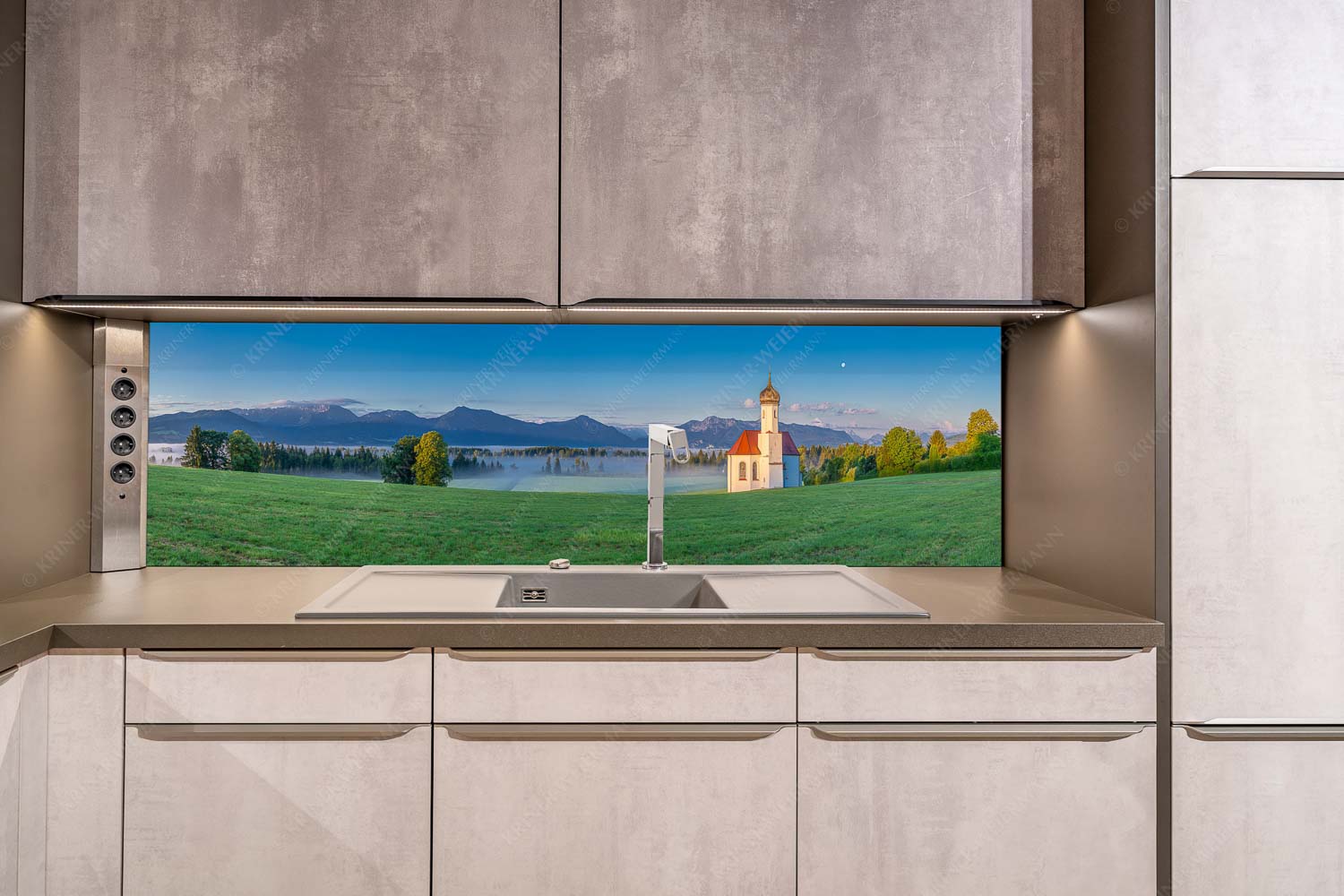 Seliger Morgen – Küchenrückwand – Größe ca. 200x50cm, Seitenverhältnis ca: 4:1 — Sankt Johann – Penzberg Die malerisch gelegene Kirche in Sankt Johannisrain mit Bayrischen voralpen - Seliger Morgen - Küchenrückwand - Größe ca. 200x50cm, Seitenverhältnis ca: 4:1 - Sankt Johann - Penzberg - weitere Infos unter https://www.kriner-weiermann.de