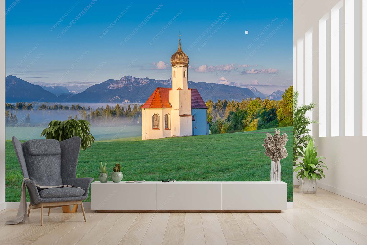 Seliger Morgen – Fototapete – Größe ca. 300x200cm, Seitenverhältnis 3:2 — Sankt Johann – Penzberg Die malerisch gelegene Kirche in Sankt Johannisrain mit Bayrischen voralpen - Seliger Morgen - Fototapete - Größe ca. 300x200cm, Seitenverhältnis 3:2 - Sankt Johann - Penzberg - weitere Infos unter https://www.kriner-weiermann.de