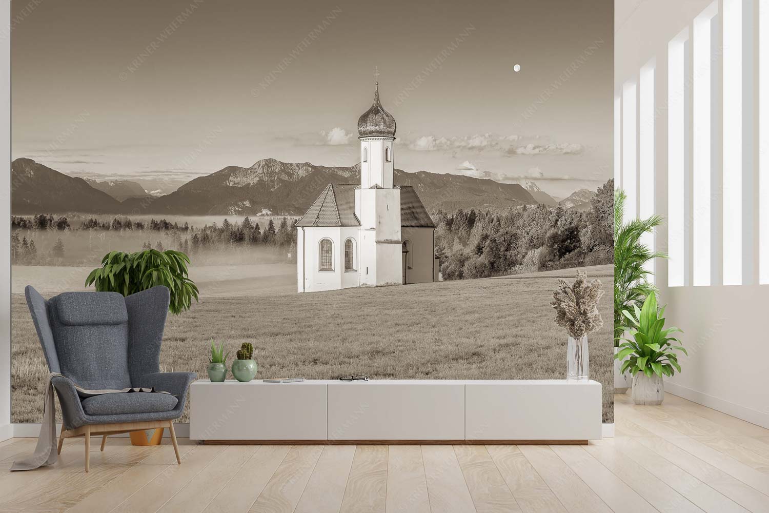 Seliger Morgen – Fototapete – Größe ca. 300x200cm, Seitenverhältnis 3:2 — Sankt Johann – Penzberg Die malerisch gelegene Kirche in Sankt Johannisrain mit Bayrischen voralpen - Seliger Morgen - Fototapete - Größe ca. 300x200cm, Seitenverhältnis 3:2 - Sankt Johann - Penzberg - weitere Infos unter https://www.kriner-weiermann.de