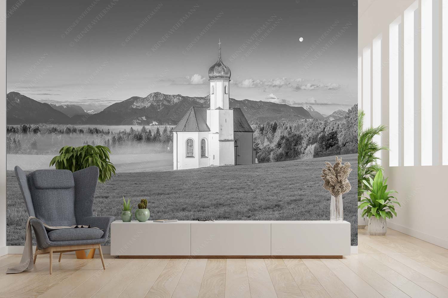 Seliger Morgen – Fototapete – Größe ca. 300x200cm, Seitenverhältnis 3:2 — Sankt Johann – Penzberg Die malerisch gelegene Kirche in Sankt Johannisrain mit Bayrischen voralpen - Seliger Morgen - Fototapete - Größe ca. 300x200cm, Seitenverhältnis 3:2 - Sankt Johann - Penzberg - weitere Infos unter https://www.kriner-weiermann.de