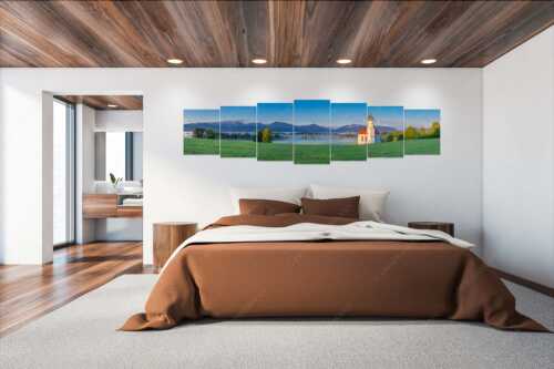 Die malerisch gelegene Kirche in Sankt Johannisrain mit Bayrischen voralpen - Seliger Morgen - Wandbild - 7er Split, Größe ca. 300x75cm, Seitenverhältnis 4:1 - Sankt Johann - Penzberg - weitere Infos unter https://www.kriner-weiermann.de