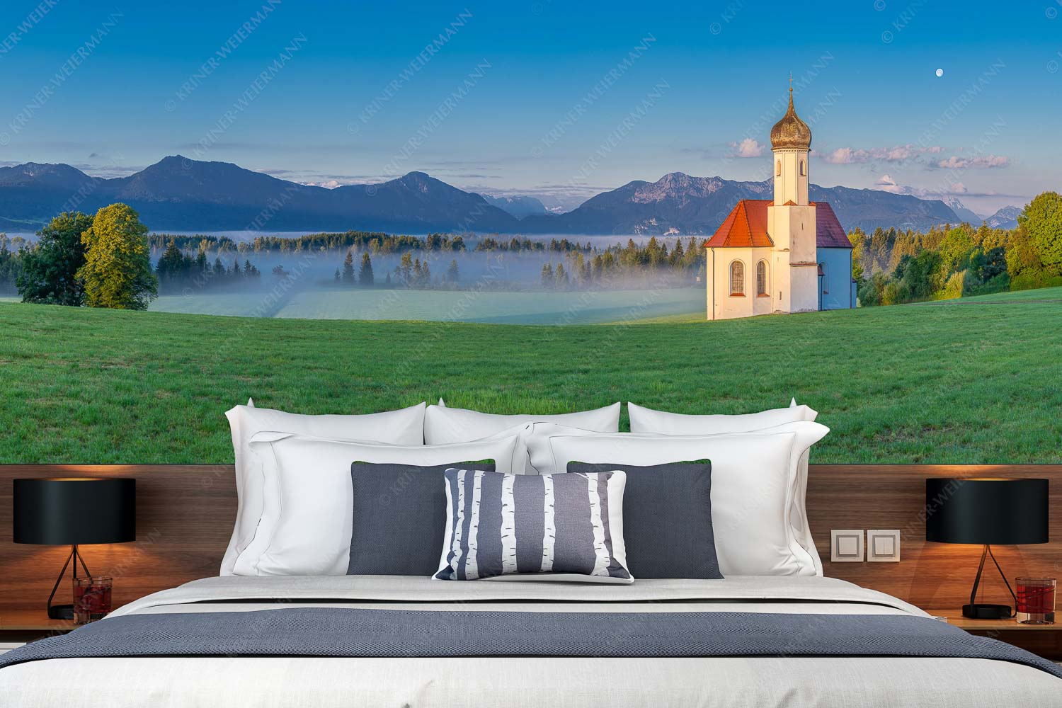 Seliger Morgen – Fototapete – Größe ca. 350x140cm, Seitenverhältnis 2,5:1 — Sankt Johann – Penzberg Die malerisch gelegene Kirche in Sankt Johannisrain mit Bayrischen voralpen - Seliger Morgen - Fototapete - Größe ca. 350x140cm, Seitenverhältnis 2,5:1 - Sankt Johann - Penzberg - weitere Infos unter https://www.kriner-weiermann.de