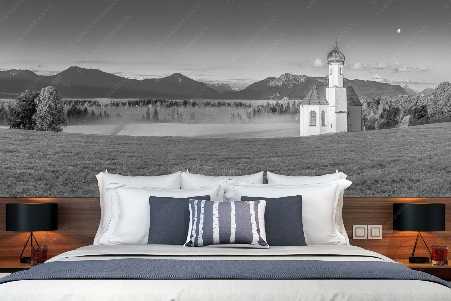 Seliger Morgen – Fototapete – Größe ca. 350x140cm, Seitenverhältnis 2,5:1 — Sankt Johann – Penzberg Die malerisch gelegene Kirche in Sankt Johannisrain mit Bayrischen voralpen - Seliger Morgen - Fototapete - Größe ca. 350x140cm, Seitenverhältnis 2,5:1 - Sankt Johann - Penzberg - weitere Infos unter https://www.kriner-weiermann.de