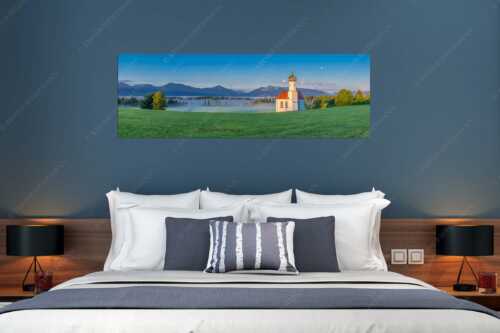 Die malerisch gelegene Kirche in Sankt Johannisrain mit Bayrischen voralpen - Seliger Morgen - Wandbild - Größe ca. 180x60cm, Seitenverhältnis 3:1 - Sankt Johann - Penzberg - weitere Infos unter https://www.kriner-weiermann.de