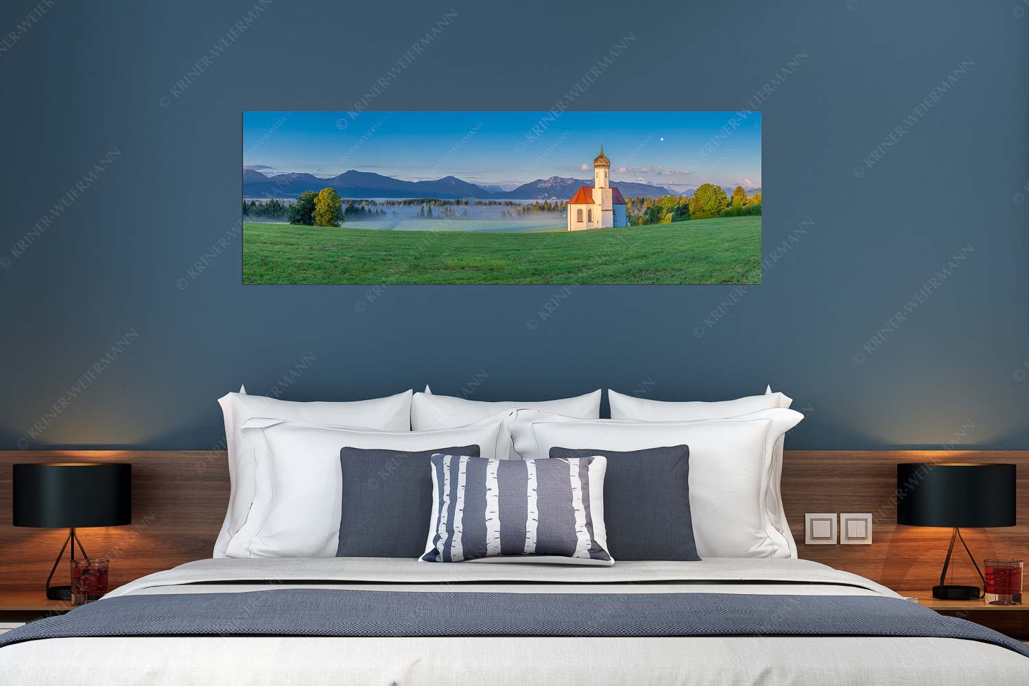 Seliger Morgen – Wandbild – Größe ca. 180x60cm, Seitenverhältnis 3:1 — Sankt Johann – Penzberg Die malerisch gelegene Kirche in Sankt Johannisrain mit Bayrischen voralpen - Seliger Morgen - Wandbild - Größe ca. 180x60cm, Seitenverhältnis 3:1 - Sankt Johann - Penzberg - weitere Infos unter https://www.kriner-weiermann.de