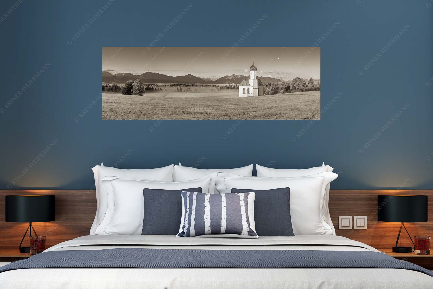 Seliger Morgen – Wandbild – Größe ca. 180x60cm, Seitenverhältnis 3:1 — Sankt Johann – Penzberg Die malerisch gelegene Kirche in Sankt Johannisrain mit Bayrischen voralpen - Seliger Morgen - Wandbild - Größe ca. 180x60cm, Seitenverhältnis 3:1 - Sankt Johann - Penzberg - weitere Infos unter https://www.kriner-weiermann.de