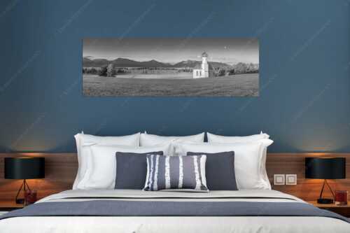 Die malerisch gelegene Kirche in Sankt Johannisrain mit Bayrischen voralpen - Seliger Morgen - Wandbild - Größe ca. 180x60cm, Seitenverhältnis 3:1 - Sankt Johann - Penzberg - weitere Infos unter https://www.kriner-weiermann.de