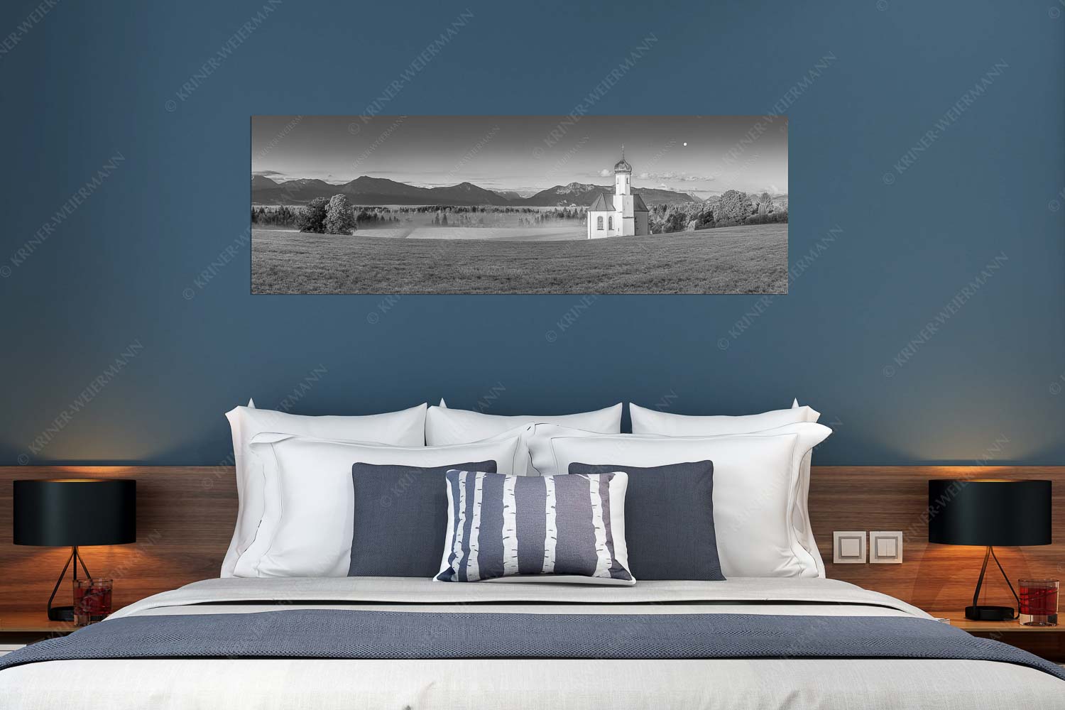 Seliger Morgen – Wandbild – Größe ca. 180x60cm, Seitenverhältnis 3:1 — Sankt Johann – Penzberg Die malerisch gelegene Kirche in Sankt Johannisrain mit Bayrischen voralpen - Seliger Morgen - Wandbild - Größe ca. 180x60cm, Seitenverhältnis 3:1 - Sankt Johann - Penzberg - weitere Infos unter https://www.kriner-weiermann.de
